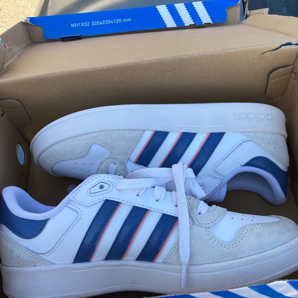 Adidas - Picture 5 of 10